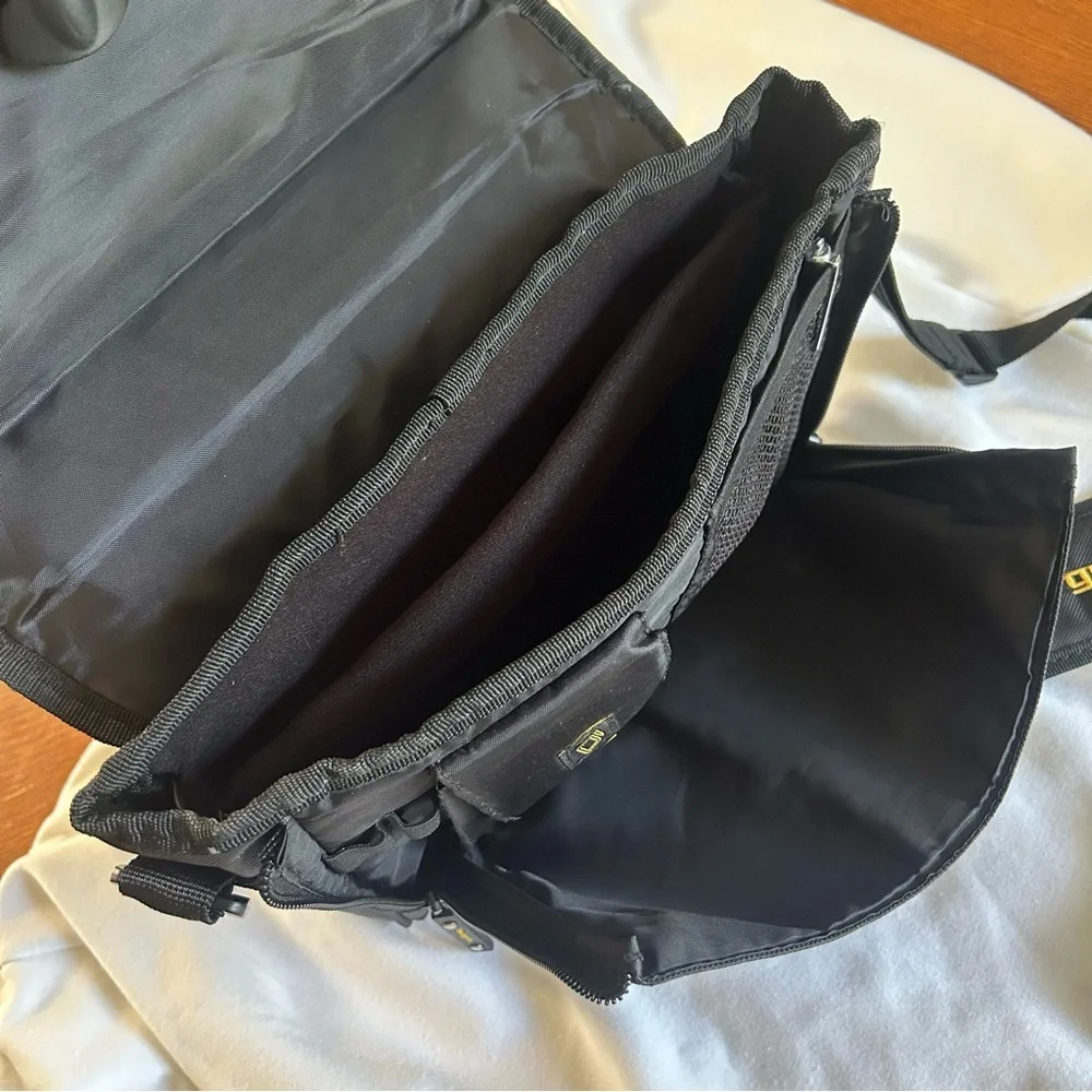 Targus Messenger 11” Dual Tablet/iPad/laptop Bag w/Shoulder Strap‎ Heavy Duty